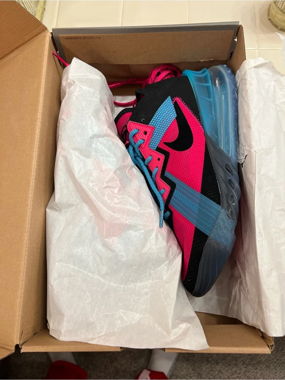 LeBron XVIII LOW, FIREBERRY/BLACK, Men’s Size 8.5-Women’s Size 10, EXCELLENT